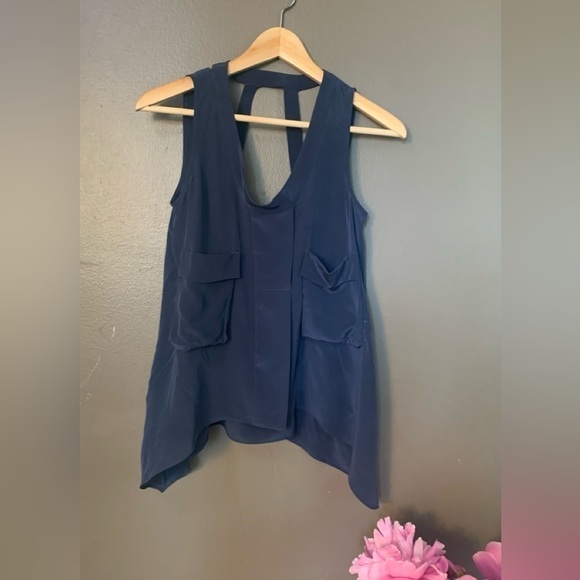 Beautiful BCBG MAXAZARIA 100% Silk tank - Xsmall - Picture 2 of 8